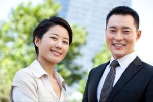 創業夥伴共同討論合夥人制度與公司利潤分配